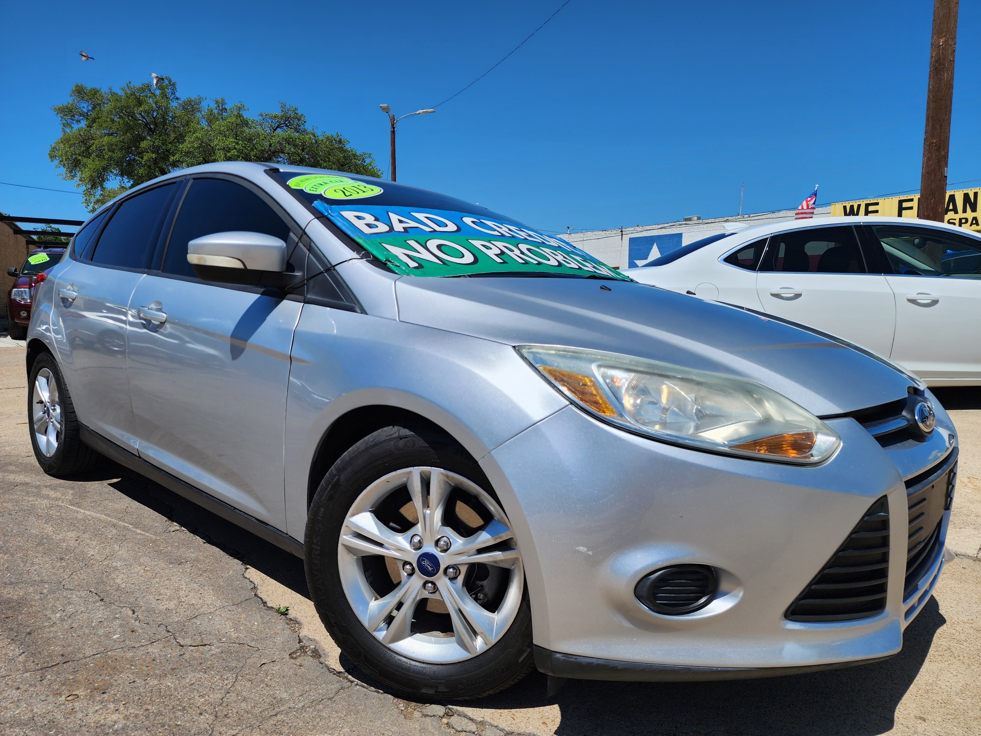 2013 SILVER Ford Focus SE (1FADP3K20DL) with an 2.0L L4 DOHC 16V engine, AUTO transmission, located at 2660 S.Garland Avenue, Garland, TX, 75041, (469) 298-3118, 32.885551, -96.655602 - Photo #0